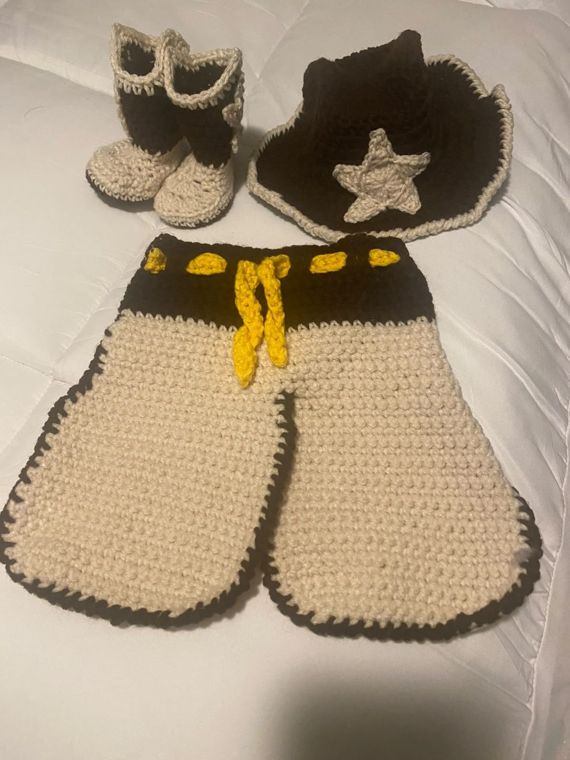 Little Cowboy Set: Baby boots, hat and chaps with a sheriff star, in cream and chocolate.